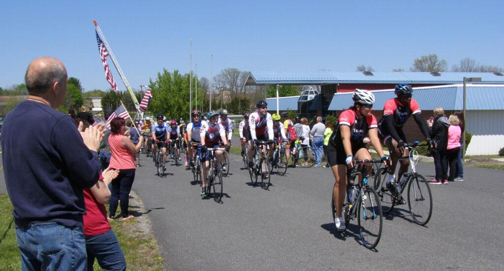 Large audience at the ride ending.